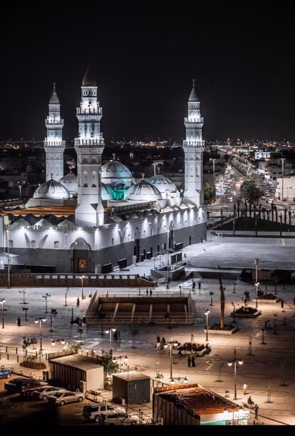 Night view of Masjid Al-Nabawi illuminated
